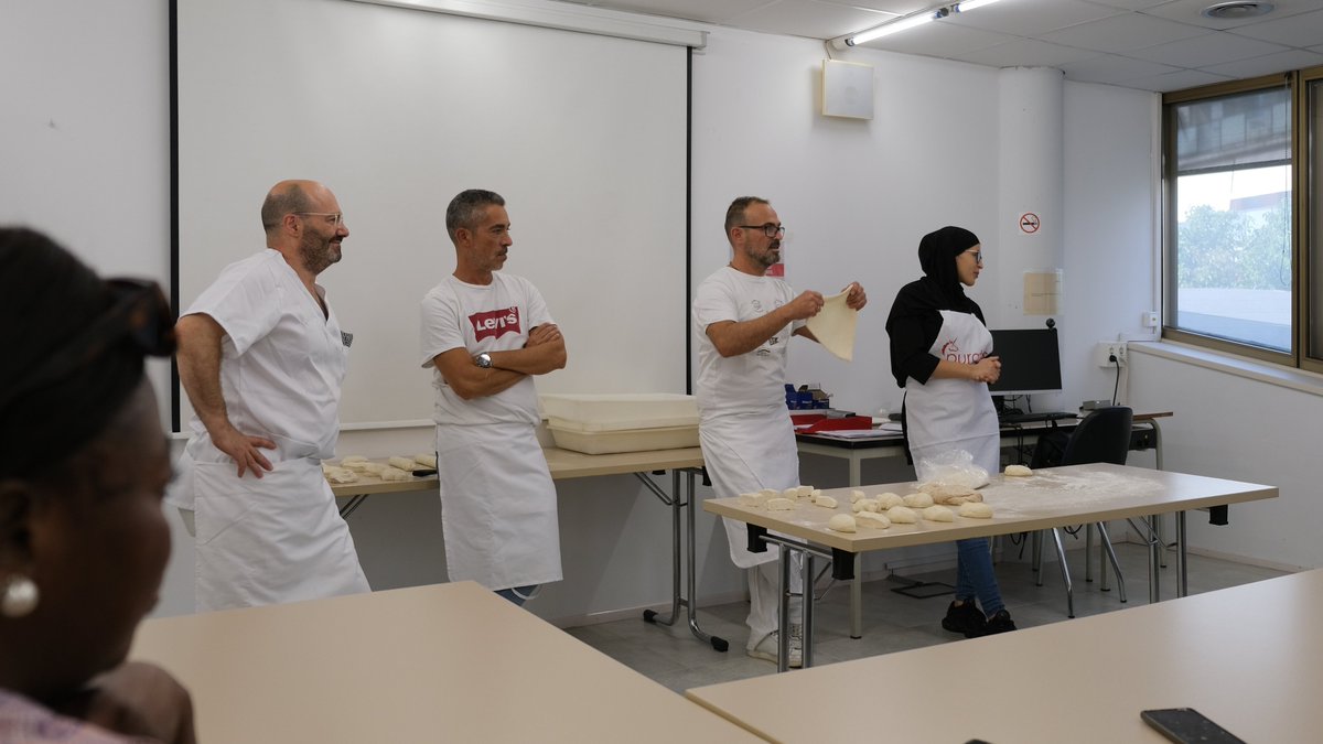 TrsOcupacio's tweet photo. Aprenem un ofici amb sortida laboral amb la formació a mida de La Tahona de l'Oscar, dins el projecte #Treball als Barris.

Les persones participants es formen en l'elaboració de pa i productes de forn, combinant tècniques tradicionals i innovació. 🥐 https://t.co/bvvGXWuoAL