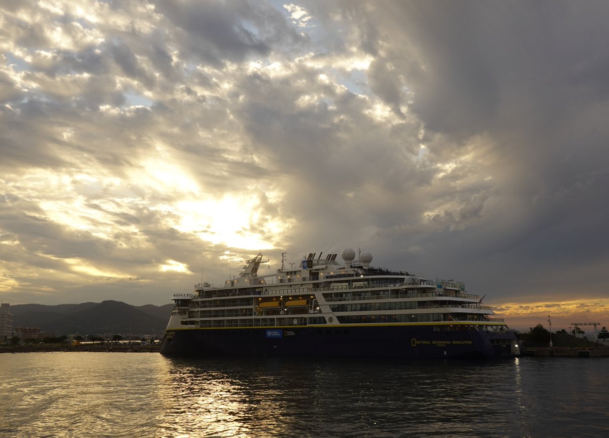 umi_sora_shimaG's tweet photo. 島へ帰るため港へ　
National Geographic Resolution が寄港してた　
相変わらず変わった形　
修学旅行の高校生が屋上で歓声　
キャビンからデッキへ出るのは正解　
 #NationalGeographicResolution #高松港 https://t.co/fRM8cHkga2