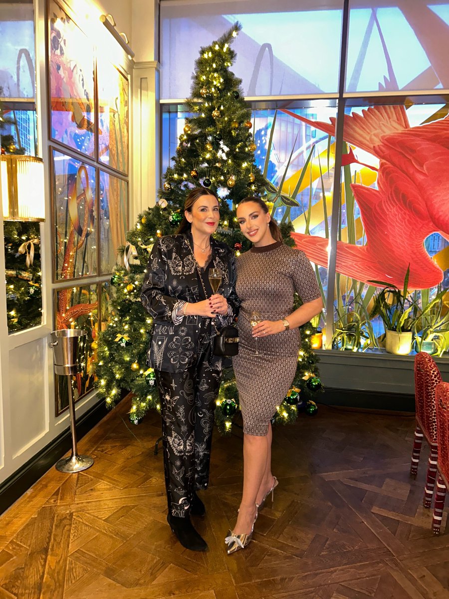 Last night Charlotte Leyshon and Emily Borghese had the pleasure of attending the Christmas Showcase at The Ivy Cardiff. The event was nothing short of magical, with the space beautifully transformed into a festive wonderland. 🎄✨