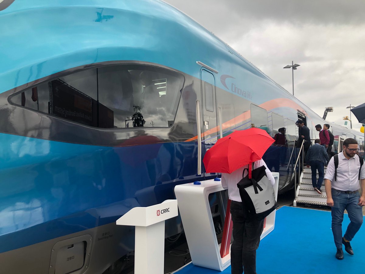 antoine_guy's tweet photo. Vous n’êtes pas prêts pour le train à hydrogène chinois Cinova construit par CRRC : vous déposez votre téléphone sur la tablette il se charge, écran tactile transparent sur les vitres, ça roule entre 160 et 200km/h. Ça change du RER B 😂 https://t.co/zRfNuBImqg