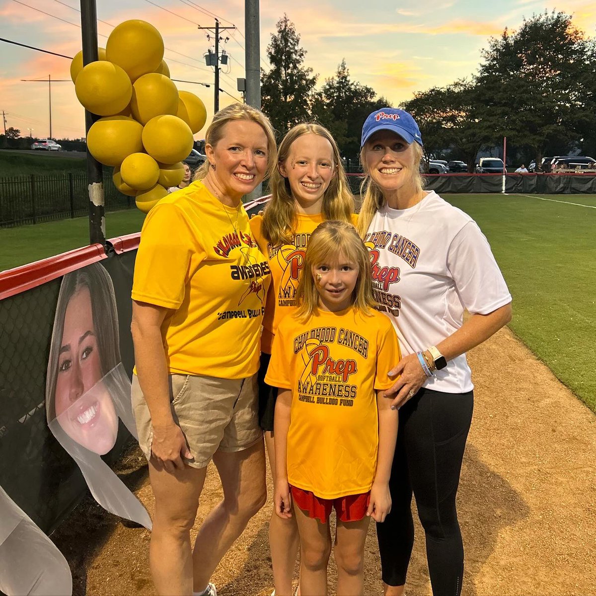 Special night as we GO GOLD for childhood cancer awareness with the Dale family! 💛<a href="/CampbellBulldog/">Campbell Dale</a> holds a special place in our hearts &amp; we are thankful to our friends <a href="/OFASoftball/">Oak Forest Softball</a> for joining with us to collect for the Children’s hospital. Contact any player to donate! 💛🎗️💛