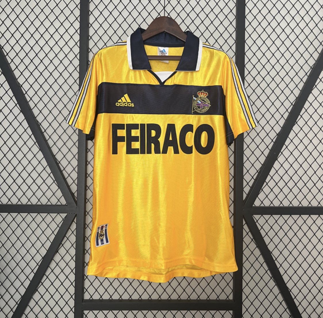 retrokick_es's tweet photo. Os dejamos estas joyas de todo un histórico de nuestro fútbol español 💙🤍 https://t.co/WL6hgc7Hu7
