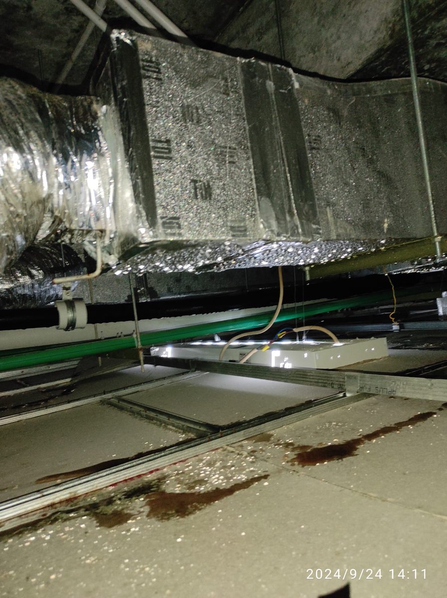 strpb93's tweet image. Nasib proyek tengah hutan, kondisi udara RH tinggi, dew point tinggi, alhasil kaca berembun, dalam &amp;amp; luar plafon kondensasi 😭
Ada tanggapan pak @ikhwanuddin?