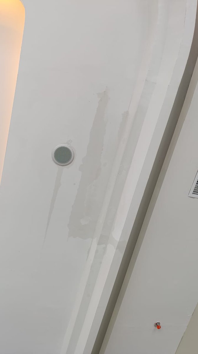 strpb93's tweet image. Nasib proyek tengah hutan, kondisi udara RH tinggi, dew point tinggi, alhasil kaca berembun, dalam &amp;amp; luar plafon kondensasi 😭
Ada tanggapan pak @ikhwanuddin?