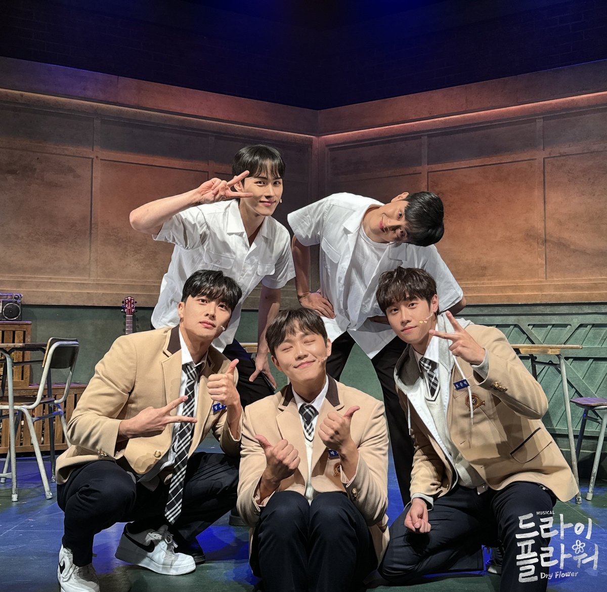 dryflower2024's tweet photo. [𝘿𝙍𝙔 𝙁𝙇𝙊𝙒𝙀𝙍]

📷 𝙏𝙊𝘿𝘼𝙔 𝙈𝙀𝙈𝘽𝙀𝙍𝙎

❝세상을 향해서 인사해
  여기에 ���리가 있다고 외쳐❞

박지석 役 조용휘
오준혁 役 박주혁
정성호 役 박준형
임정민 役 신은총
이유석 役 조모세

설화고등학교 두 번째 등교에 함께해 주신
학생여러분께 진심으로 감사드립니다 😊 https://t.co/Kgz1MU5Yqd
