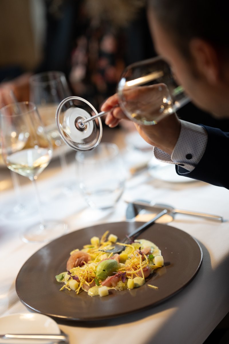 From alpine freshness to bold, full-bodied flavors – #AltoAdigeWines are the perfect companion for any meal. 🍇🍷 Elevate your dining experience with a glass of elegance from the heart of the mountains. #FoodPairingGoals #WineLovers #Südtirol #altoadigewines #südtirolwein