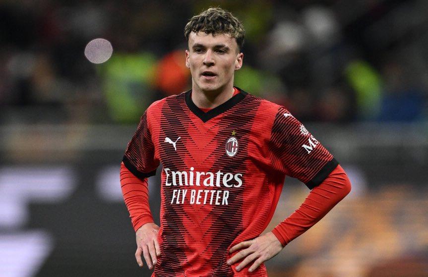 ActualiteSerieA's tweet photo. 🔴⚫️ Paulo Fonseca test Alex Jimenez (2005) pour palier à l’absence de Davide Calabria. 🇪🇸💎 

(@DiMarzio) https://t.co/vmvoZMlN2t
