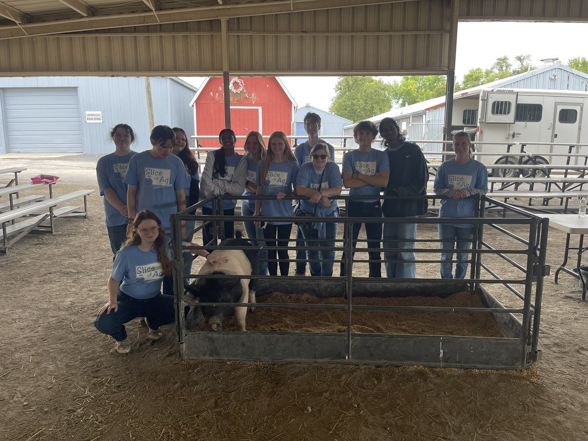 Had a great time at the Slice of Ag day where students get to help teach 4th graders in the Johnson County area about the agriculture goes into a slice of pizza. Great to see our students helping in the community. <a href="/OWNovacekOWLS/">Jay Novacek</a> <a href="/OlatheGreenTech/">Green Tech Academy</a> @OlatheCTE