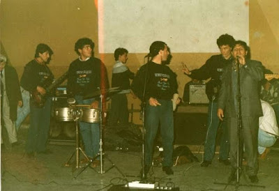 sedecumbiera's tweet photo. A Buenos Aires llegan en los años 78/79 y actúan por primera vez en el club 3 de Febrero de la Isla Maciel, para felicidad de muchos inmigrantes santafecinos que veían en grupos como Bohío, Maranaho, el sonido inconfundible de la guitarra santafecina. https://t.co/BdHr59wmpl