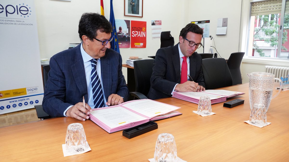 sepiegob's tweet photo. El director del SEPIE, @AGentilAO y el presidente de la @AEEN_es, Antonio Alonso, han firmado hoy un protocolo general de actuación entre SEPIE y AEEN para fomentar la cooperación y acciones conjuntas y apoyar la internacionalización de la E. Superior 🇪🇸 .

#EstudiarEnEspaña https://t.co/jfZTHmS584