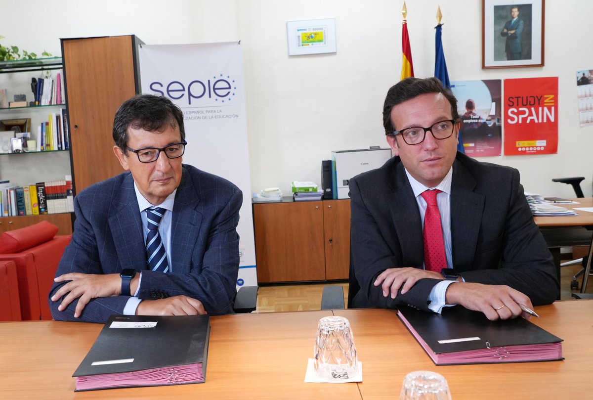 sepiegob's tweet photo. El director del SEPIE, @AGentilAO y el presidente de la @AEEN_es, Antonio Alonso, han firmado hoy un protocolo general de actuación entre SEPIE y AEEN para fomentar la cooperación y acciones conjuntas y apoyar la internacionalización de la E. Superior 🇪🇸 .

#EstudiarEnEspaña https://t.co/jfZTHmS584