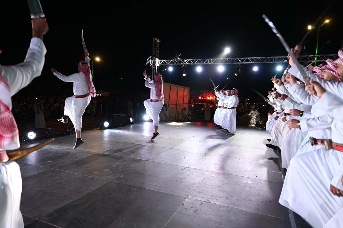 amgovsa's tweet photo. جانب من مشاركة فرقة الفرسان للفنون الشعبية بأوبريت #نحلم_ونحقق ضمن احتفال أهالي محافظة العقيق بـ #اليوم_الوطني_السعودي94 الذي نضمته #بلدية_محافظة_العقيق  بمنتزه طيبة الإسم 

#امانة_منطقة_الباحة https://t.co/JyZgc7LrAw