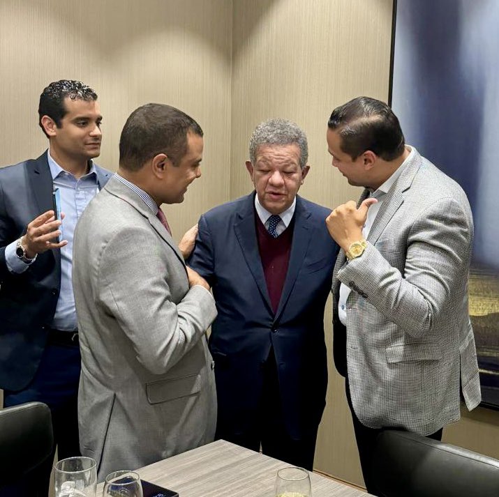HenryCirc's tweet photo. Siempre es de gran agrado el compartir con el líder y presidente de la fuerza del pueblo  @LeonelFernandez 

Gracias por su visita.!!!

Seguimos trillando el camino así el éxito. https://t.co/uDXstuuXuM