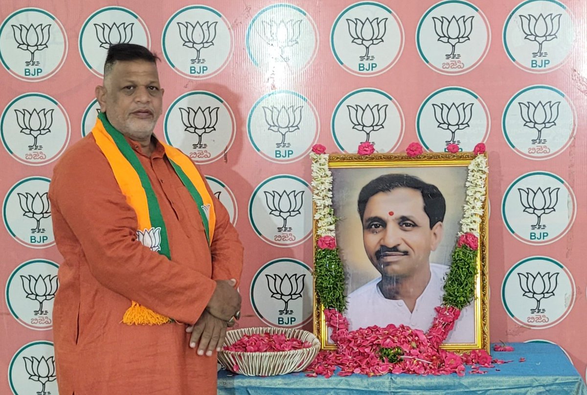 BaqriBjp's tweet photo. On the occasion of #107th Birth Anniversary of #PanditDeendayalUpadhyaya #DrKLaxman, BJP OBC Morcha National President,  BJP Malkajgiri MP #EatalaRajender #MShashidharReddy  #PremSinghRathod #MirFirasathAliBaqri paying floral tributes to portrait of Pandit Deendayal Upadhyaya Ji https://t.co/4E7du6qBwI