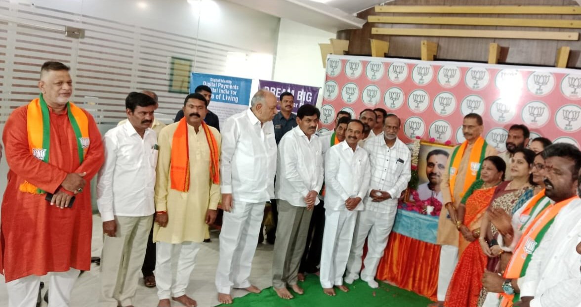 BaqriBjp's tweet photo. On the occasion of #107th Birth Anniversary of #PanditDeendayalUpadhyaya #DrKLaxman, BJP OBC Morcha National President,  BJP Malkajgiri MP #EatalaRajender #MShashidharReddy  #PremSinghRathod #MirFirasathAliBaqri paying floral tributes to portrait of Pandit Deendayal Upadhyaya Ji https://t.co/4E7du6qBwI