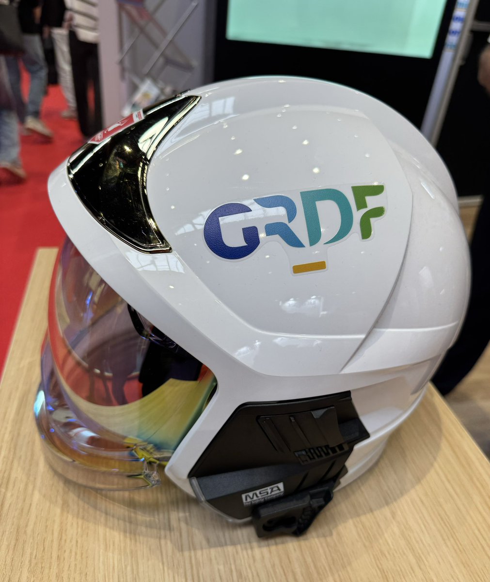 Merci à <a href="/VayssatQ/">Quentin VAYSSAT</a> pour cet écusson symbolisant le partenariat entre les <a href="/PompiersFR/">Pompiers de France</a> et <a href="/GRDF/">GRDF</a> #CNSPF2024