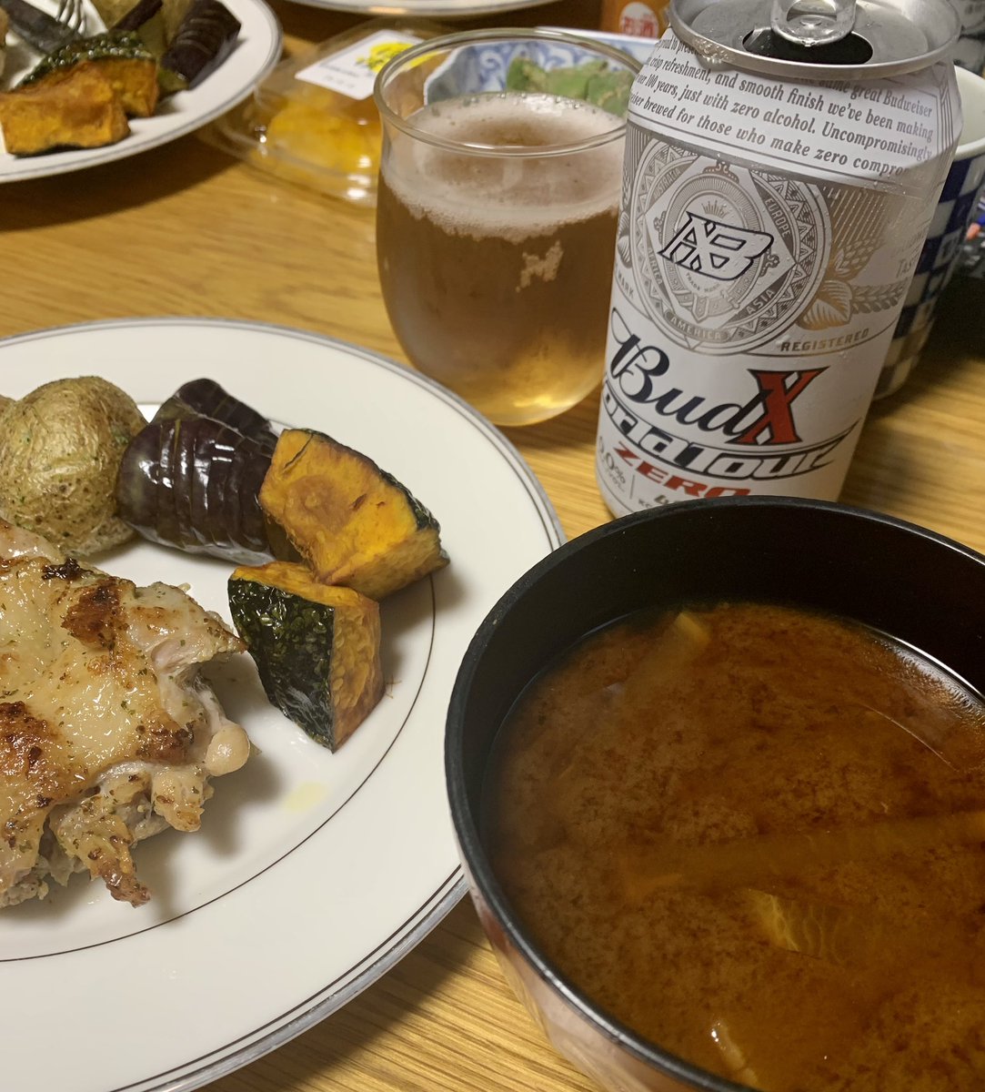 R47th's tweet photo. #今日の晩ご飯🍚
メインの写真撮り忘れたけど🤣
皮パリチキンステーキです🐓
#マジックソルト で揉み込んで
オリーブオイルで焼いてます🐓
付合せは揚げ野菜🥔🍆🎃
お味噌汁は大根です🥣
モロッコ豆は胡麻和え🫛
今夜も🚉お迎えがあるので
#BudZERO で🍻
ご馳走様でした🙏 https://t.co/JP5RFcCk2J