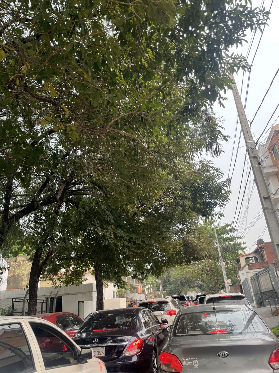 Pusieron semáforos en todas las calles y lo único que hicieron fue empeorar <a href="/AsuncionMuni/">Municipalidad de Asunción</a> 
Estoy hace 40 min tratando de hacer una distancia que antes me tomaba menos de 5 minutos. Imposible circular por Santa Rosa