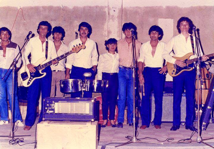 sedecumbiera's tweet photo. HILO - LOS LAMAS
El inicio del grupo musical fue en el año 1982. Eran cuatro integrantes; timbal, bajo, guitarra y cantante. Ese fue el motivo por el cual no los contrataban en los boliches, ya que por ese entonces los grupos musicales debian componerse de seis a ocho integrantes https://t.co/wNSb68mikN