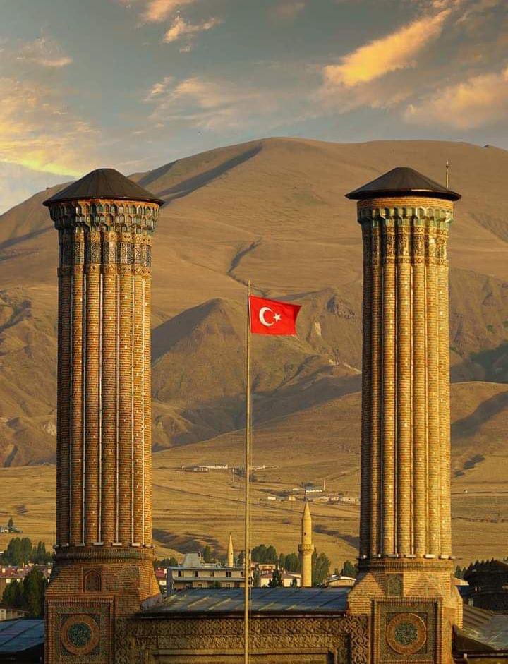_biraciz's tweet image. “Bir manzara oluşundan habersiz duruşun..”
