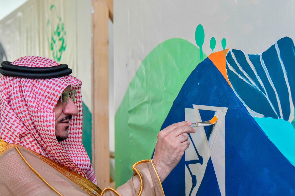 BahaUniversity's tweet photo. #نحلم_ونحقق       |  #جامعة_الباحة | 
برعاية صاحب السمو الملكي الأمير الدكتور حسام بن سعود بن عبدالعزيز أمير #منطقة_الباحة تحت شعار “نحلم ونحقق “بحضور معالي رئيس الجامعة، أ.د.  عبدالله بن يحيى الحسين، وبحضور وكلاء الجامعة، وعمداء الكليات والعمادات المساندة، ومنسوبي منسوبات الجامعة وطلابها وطالباتها ، احتفلت الجامعة بـ   #اليوم_الوطني_السعودي_94              
وذلك في مسرح الأمير الدكتور حسام بن سعود بمبنى 4 بالمدينة الجامعية.  
  
 #اليوم_الوطني94_بجامعة_الباحة
