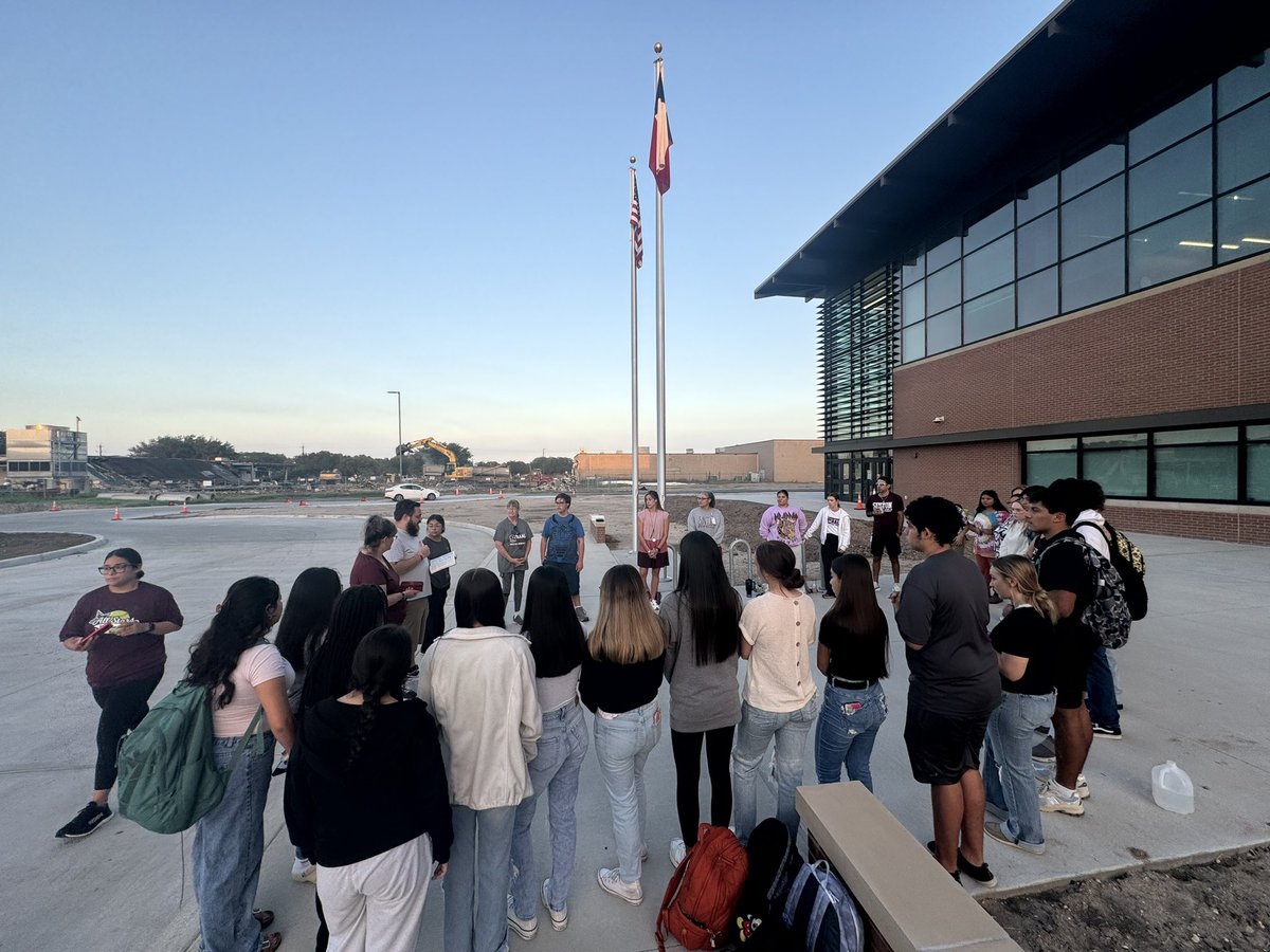 SintonHSYrBook's tweet photo. FCAβs See You at the Pole was a great success! Hope to see everyone next Friday at the football field! βοΈπ΄ββ οΈππΌ #fellowshipofchristianatetes #sintonpirates #sintonfca https://t.co/mNY9Vi7jg7