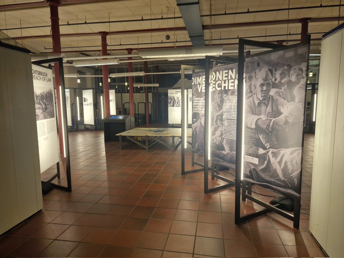 Gestern wurde die Ausstellung "Dimensionen eines Verbrechens. Sowjet. Kriegsgefangene im Zweiten Weltkrieg" von der Kuratorin Babette Quinkert in der VHS Bielefeld eröffnet. Ein super Rahmenprogramm wird die Ausstellung in den kommenden Wochen begleiten.
@LWLGeschichte ist dabei!