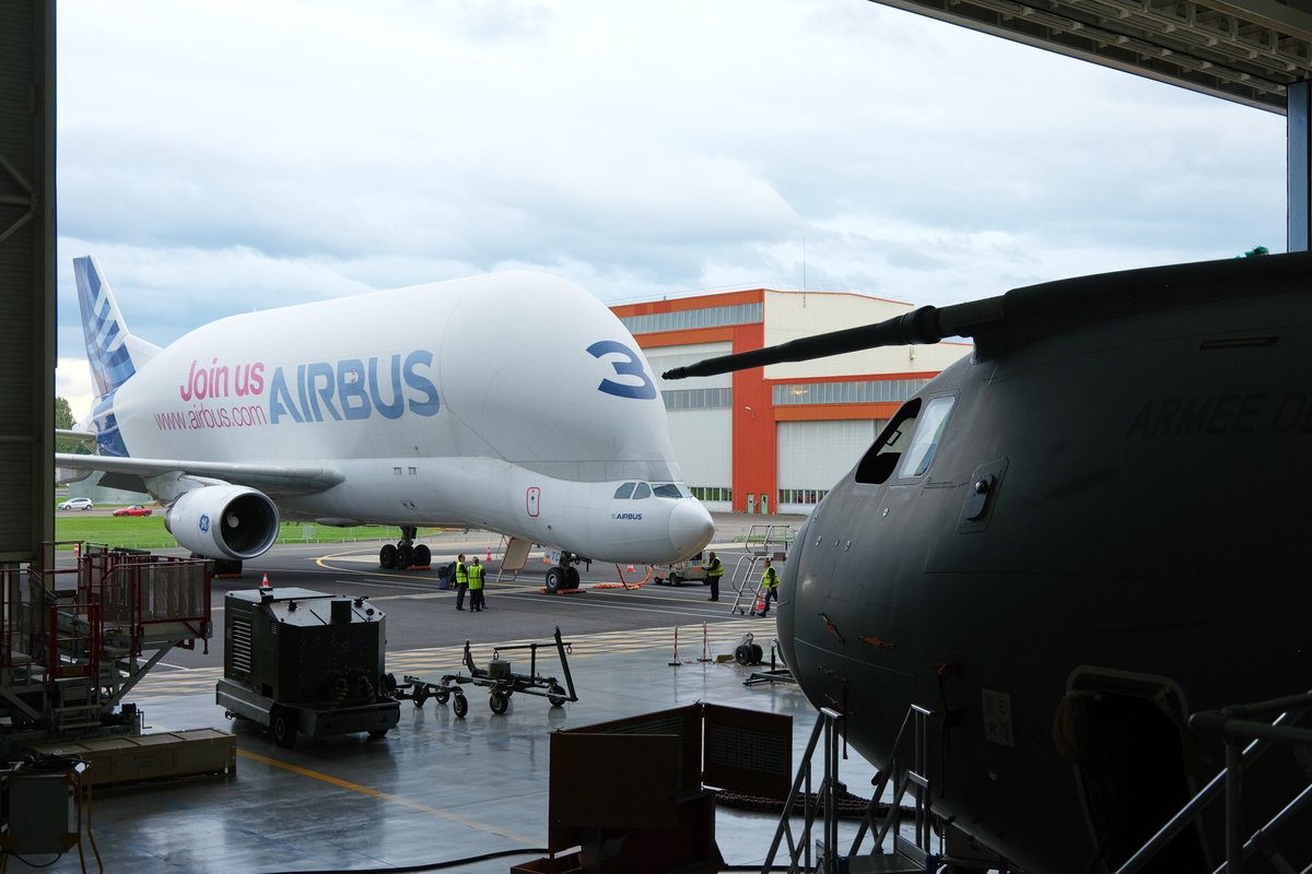 Armee_de_lair's tweet photo. Une livraison hors norme… et sans accroc à l'AIA de Clermont-Ferrand ! ✈️

Un Beluga a livré une dérive #A400M destinée au MSN31, actuellement en maintenance. Une opération de taille illustrant la belle synergie entre @AirbusDefence et le SIAé. 🤝 https://t.co/wRfl0KN1Ee