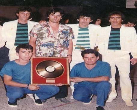 sedecumbiera's tweet photo. En 1993 firman contrato con el sello discográfico “CLAN MUSIC”, grabando en 1994 “CLAN TROPICAL VOL. 4”; en 1995 “LA CADENA SE ROMPIÓ”. y en 1996 participan del cd “LOS 5 GRANDES DE SANTA FE”; graban también su cd “GRANDES ÉXITOS ENGANCHADOS” que fue el mas vendido de la compañia https://t.co/kgcfXKaOLq