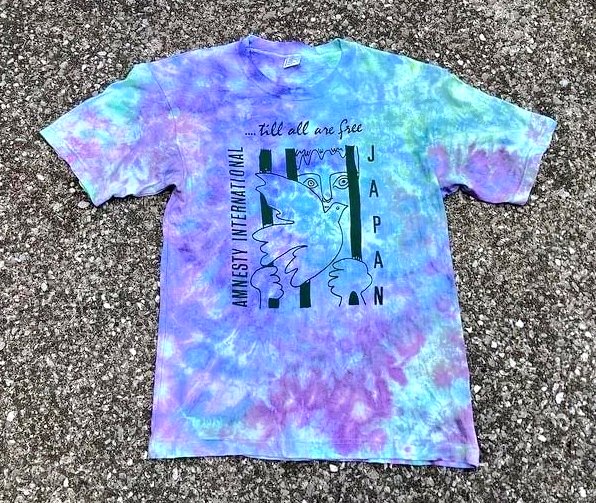 kkoouuggeenn's tweet image. お客様からのオーダー。
先月制作したもので、出店投稿が続きやっと投稿。
氷を使って染めたので水彩画のような仕上がり。
ブラックのパンツに合わせたタイダイTシャツが映えています🌈
Tシャツは前後同じプリント😉👌
#dmid2015 #tiedye #タイダイ #ハンドメイド #手染め