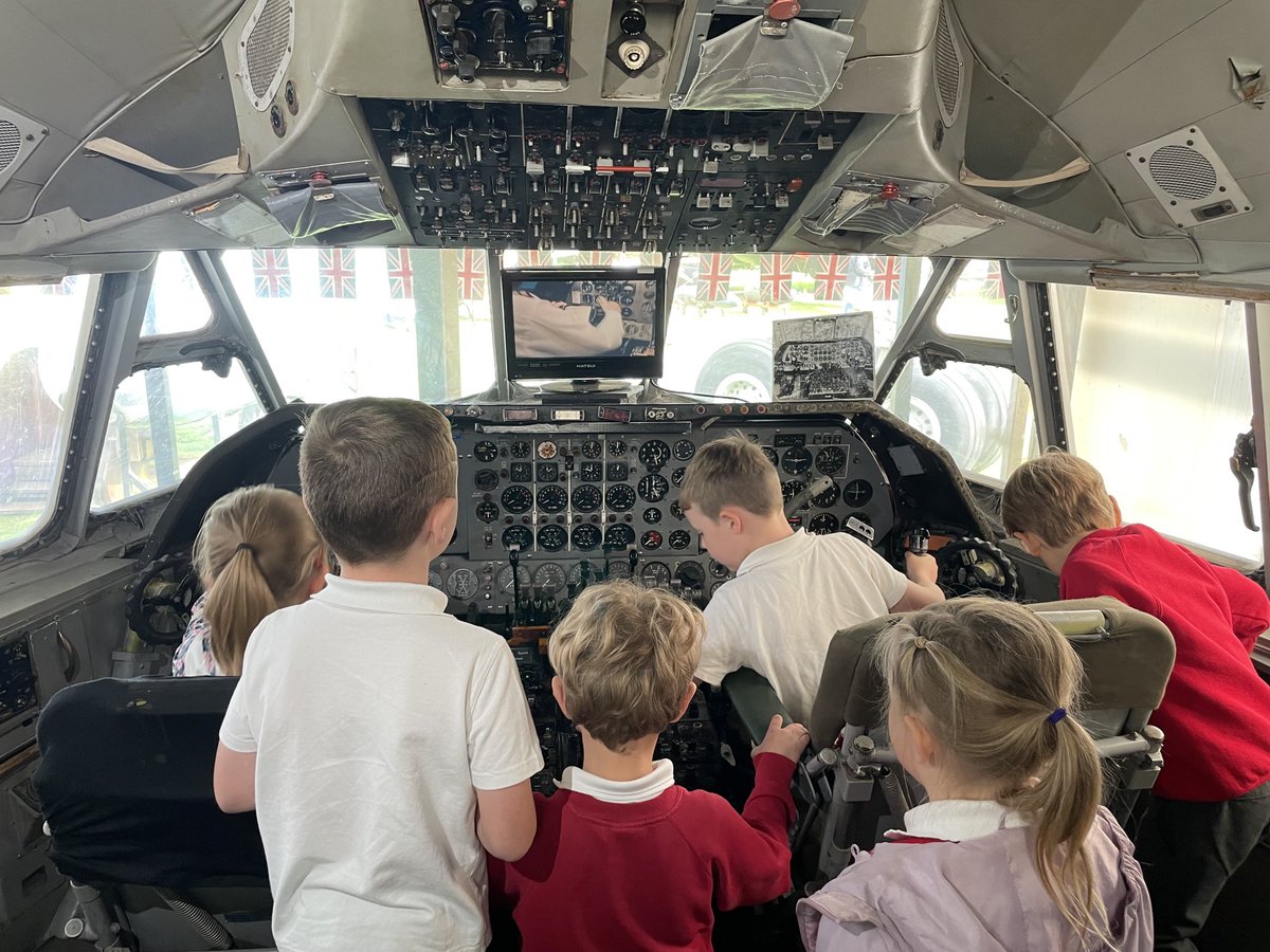 Maple Class enjoyed developing their historian skills today, using artefacts that are actual planes to learn more about the history of flight. Thanks to staff and volunteers who make trips possible 😊 #experientiallearning #learningthroughplay #personaldevelopment