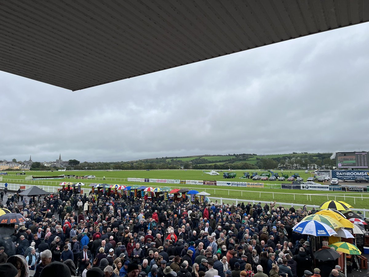 mbm0711's tweet image. What a day @irishracing …
When an 🇦🇺 #Aussie girl goes to the #races in 🇮🇪 #Ireland…
Bumps into #Ruby and backs the #winner of the #Kerry #National @ListowelRaces 🏇🏇🏇