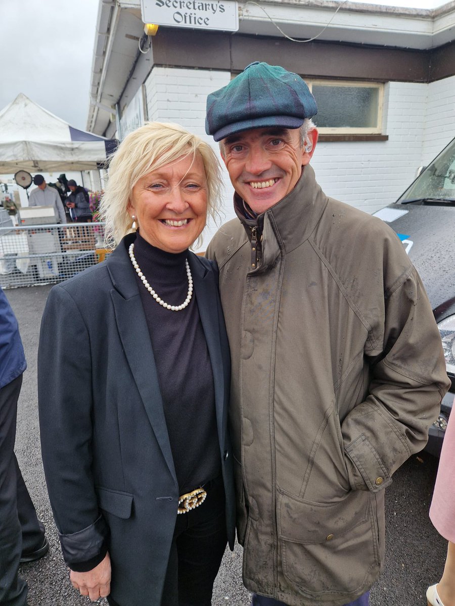 mbm0711's tweet image. What a day @irishracing …
When an 🇦🇺 #Aussie girl goes to the #races in 🇮🇪 #Ireland…
Bumps into #Ruby and backs the #winner of the #Kerry #National @ListowelRaces 🏇🏇🏇
