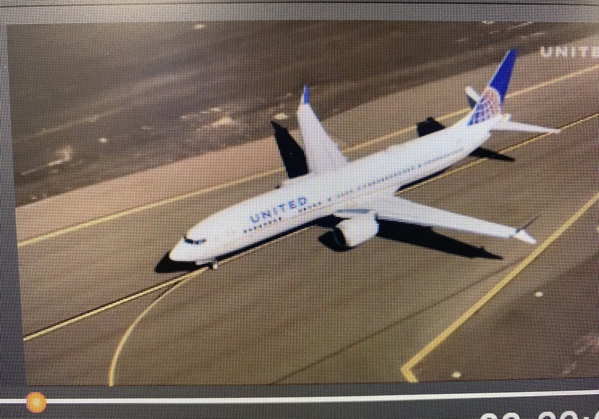 SuzannePhan's tweet image. United Airlines Flight 2428 avoided mid-air collision; two passengers hurt and taken to hospital. looking to hear from passengers. Were you on that flight from Newark to SFO on Sept 19th? Pls DM or email: Suzanne.v.phan@abc.com @abc7newsbayarea #unitedairlines #SFO @flySFO