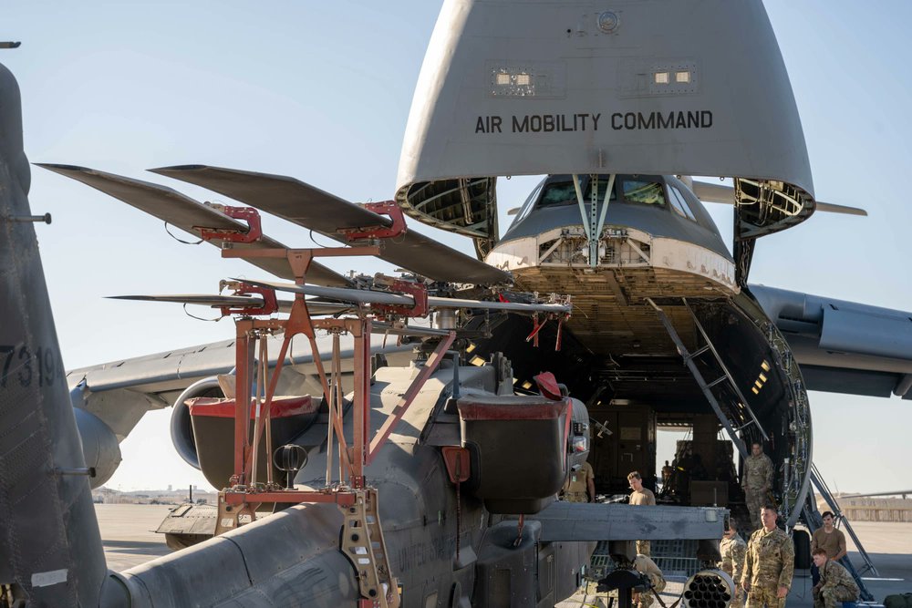 GuyPlopsky's tweet image. An AH-64E Apache attack helicopter is loaded onto a C-5M Super Galaxy, assigned to the 436 Airlift Wing, within the U.S. Central Command area of responsibility, Sept. 20, 2024.

(📸/U.S. Air Force photo by Senior Airman Derrick Bole)
