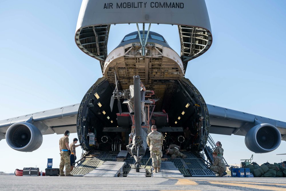 GuyPlopsky's tweet image. An AH-64E Apache attack helicopter is loaded onto a C-5M Super Galaxy, assigned to the 436 Airlift Wing, within the U.S. Central Command area of responsibility, Sept. 20, 2024.

(📸/U.S. Air Force photo by Senior Airman Derrick Bole)