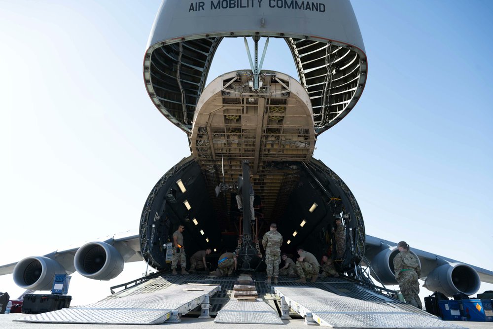 GuyPlopsky's tweet image. An AH-64E Apache attack helicopter is loaded onto a C-5M Super Galaxy, assigned to the 436 Airlift Wing, within the U.S. Central Command area of responsibility, Sept. 20, 2024.

(📸/U.S. Air Force photo by Senior Airman Derrick Bole)