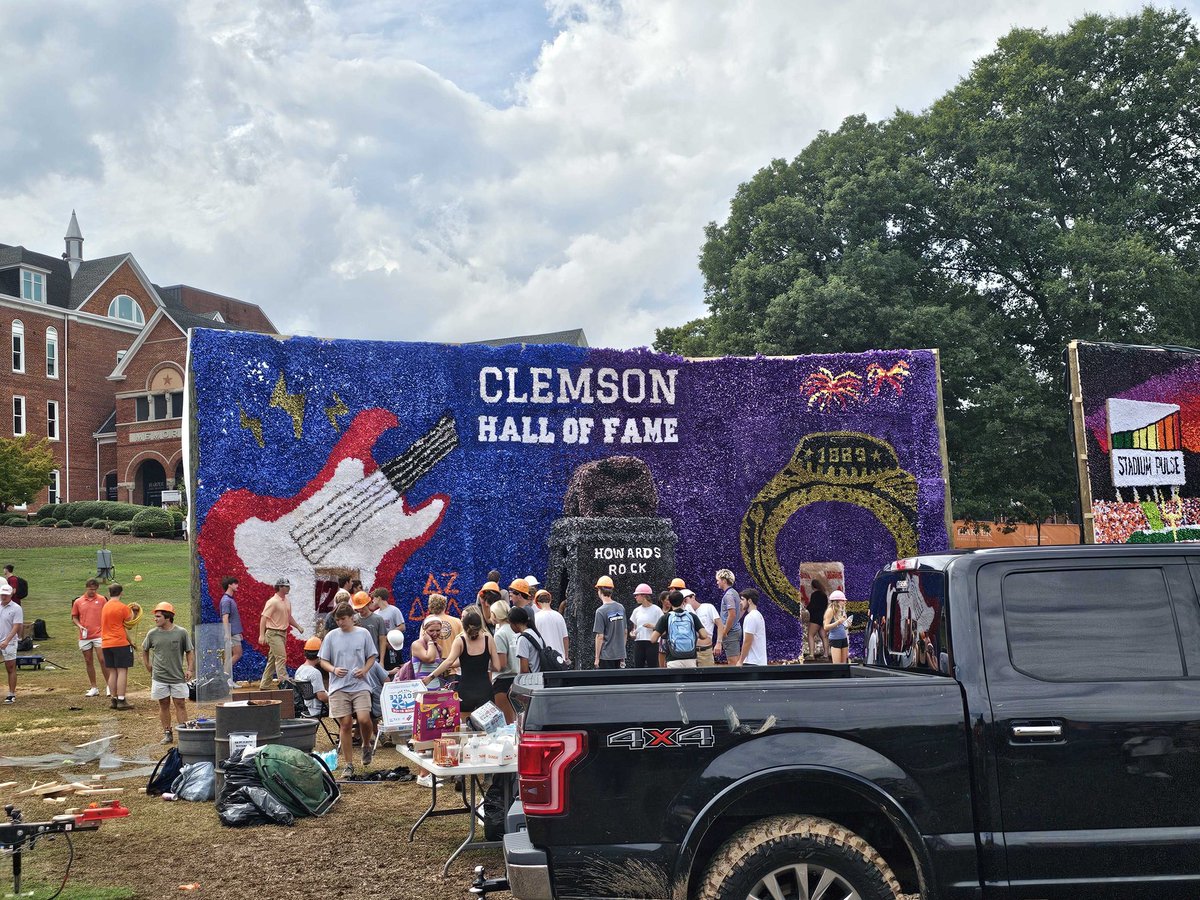 MDavidHood's tweet photo. Floats are coming down after judging at 3....thanks to @CUnik08 we can at least show you the photos https://t.co/8tNroQy4Tx