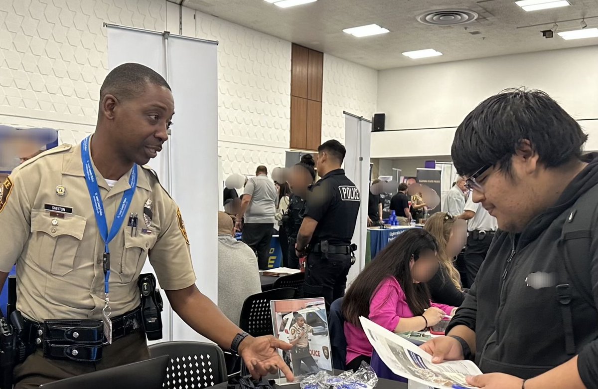stlcountypd's tweet photo. Recruitment Officer Shelton😊 and Officer Bond😊 swooped🚔 onto the campus Western Illinois University 📚for the Law Enforcement Career Fair! Great students & potential careers with us! 💯#stlCOpd #COStrong #COmitted #thetimeisnow
https://t.co/Irqty0pbuW https://t.co/3qhBh50BKt