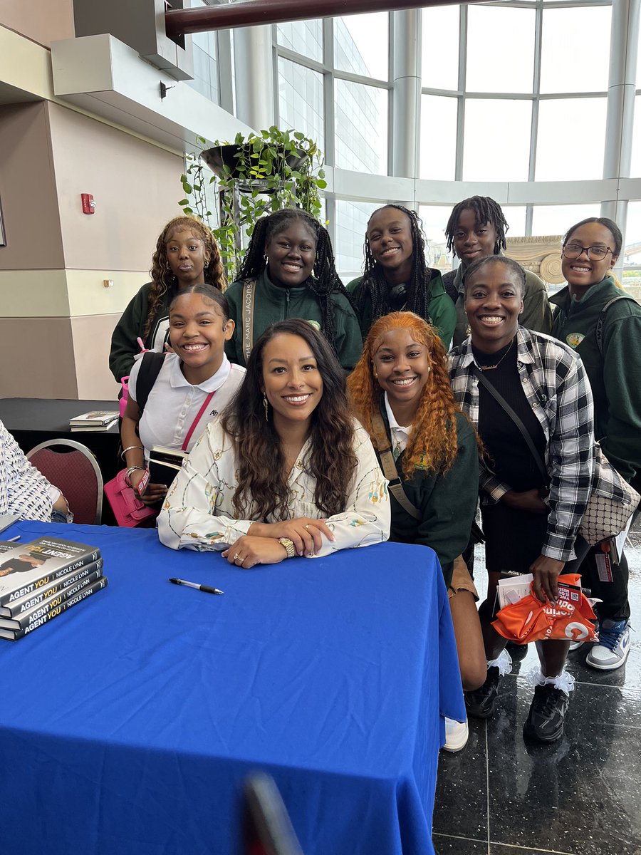 YWCP_Rochester's tweet photo. Our Women in Sports class had the honor to meet @AgentNicoleLynn today. Thank you YWCA for setting up this event and including YWCP!  @slwebber19 https://t.co/m2WIEzj2Qf