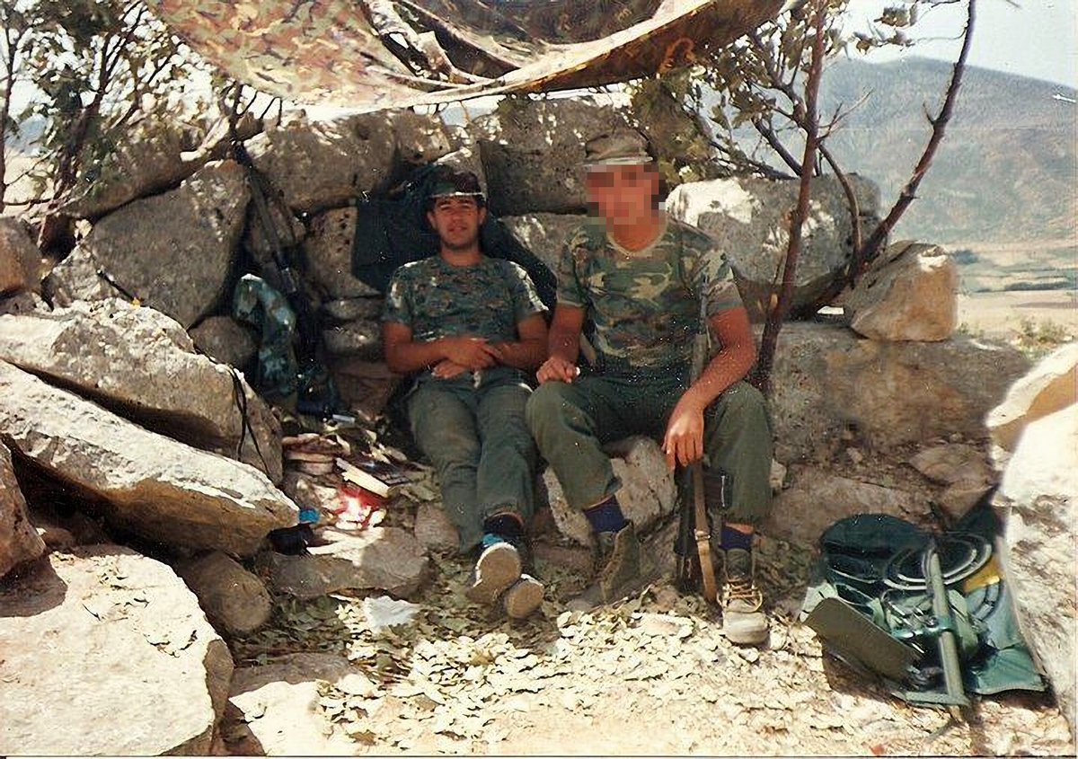 turkhafiza1's tweet photo. 25 EYLÜL 1993.

Bugün 1990'larda dönemin en çıkıştaki rock gruplarından Pentagramın gitaristi iken gönüllü olarak komando olan ve Siirtte şehit olan Asteğmen Ümit YILBAR'ın şehadet yıldönümü. https://t.co/Tj1IO2sYiU