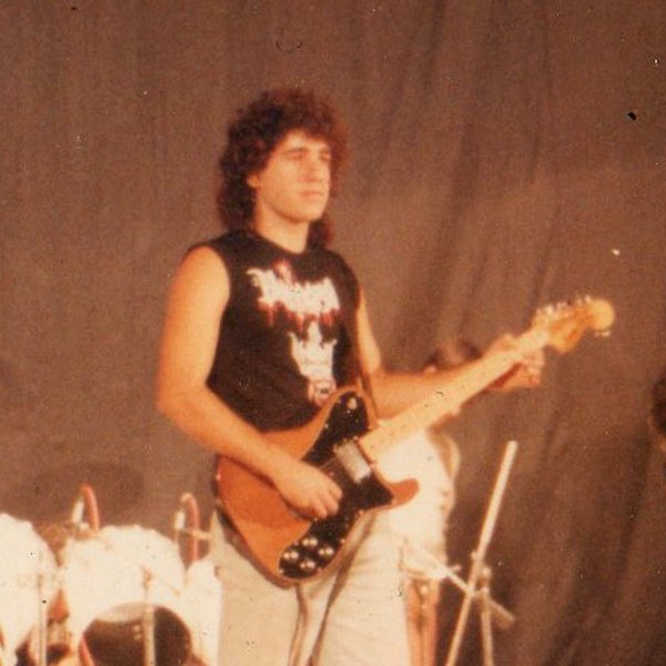 turkhafiza1's tweet photo. 25 EYLÜL 1993.

Bugün 1990'larda dönemin en çıkıştaki rock gruplarından Pentagramın gitaristi iken gönüllü olarak komando olan ve Siirtte şehit olan Asteğmen Ümit YILBAR'ın şehadet yıldönümü. https://t.co/Tj1IO2sYiU