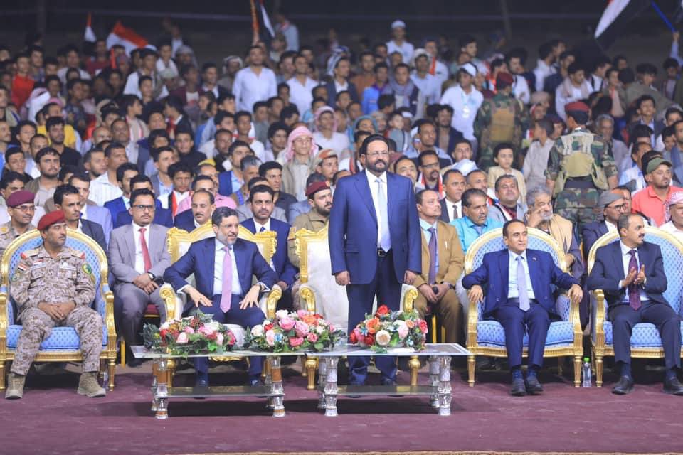 Marib360's tweet photo. #مأرب
▪︎ عضو مجلس القيادة الرئاسي سلطان بن علي العرادة ودولة رئيس الوزراء الدكتور أحمد عوض بن مبارك، يشهدان ��راسم إيقاد الشعلة الأم للاحتفال بالعيد الوطني الـ 62 لثورة 26 سبتمبر المجيدة في محافظة مأرب، حيث أشعل الشعلة وزير الداخلية اللواء ابراهيم حيدان ورئيس الأركان العامة الفريق الركن صغير بن عزيز ووكيل محافظة مأرب علي محمد الفاطمي، إيذاناً ببدء الاحتفالات بهذه المناسبة العظيمة التي تحمل مكانة خاصة في قلوب اليمنيين
#مأرب360