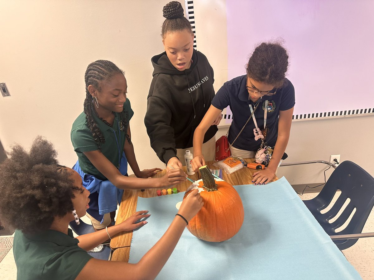 BrandeeJMorris's tweet photo. Fall + #Signposts + Nonfiction text = engagement in 7th grade RLA.
Way to go, Croswell! @lmswmustangs
@lifeschools #LIFEela @KyleneBeers https://t.co/3EdnP7y2wx