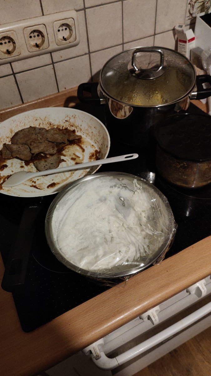 Meine Frau liebt mich. Bei ihr kickt die rote Flut und ich mache einfach mal geiles Essen. Tzatziki war Bombe. Griechischer Joghurt mit 10% Fett ist der Kracher. Sie hat sich 3 Portionen genommen. Das stimmt neuer Rekord.