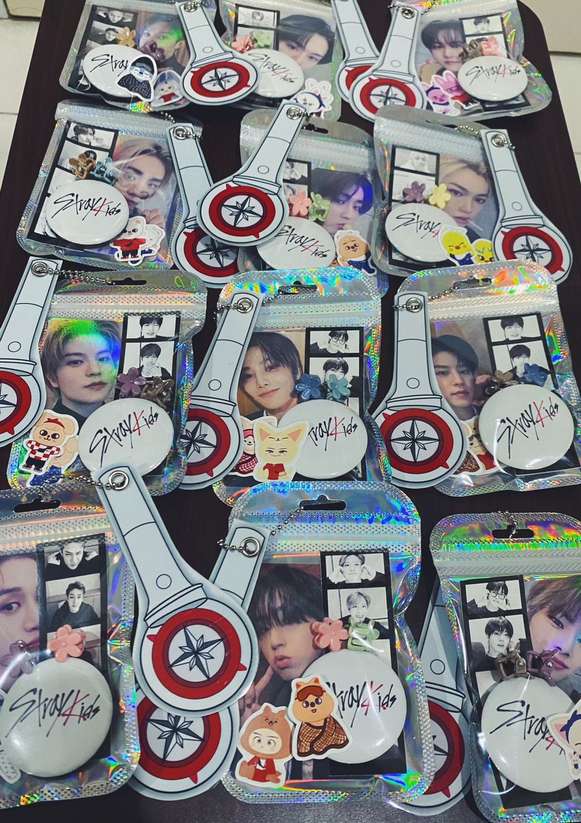 Ria_Gabriela's tweet photo. First time making freebies, not really sure how it works but let’s go🎉

Photocard + photostrip + ls hangtag + SKZ button badge + skzoo stickers + hair clips

Can request member
Limited quantity

Hoping to make new friends there✨

#dominATE_SINGAPORE #dominATE_SG #dominATE_in_sg https://t.co/wtGt7qyey7