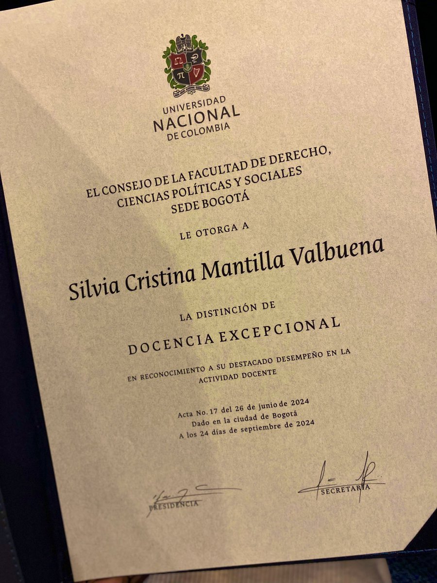 crismaraviUN's tweet photo. Sospecho que esta distinción tiene mucho que ver con incorporar la danza en mi docencia. Bailar en la UN le ha dado todo el sentido a mi vocación, ha transformado mi punto de vista y mi disfrute en la academia se ha visto reflejados incluso en mis asignaturas “no bailables” https://t.co/QX9MIBHsji