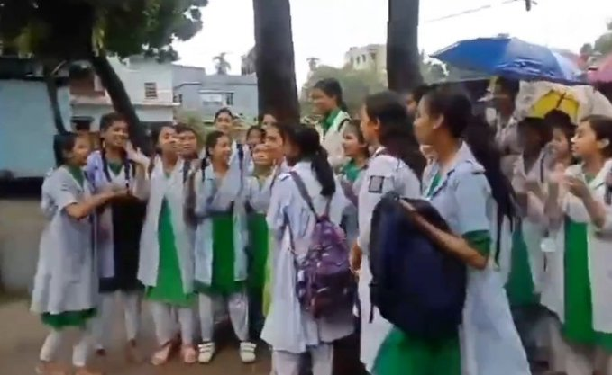 shubhamViral's tweet photo. @TimesAlgebraIND 🚨 Hindu Girls Stand Up: At Muslim Uddin HS, they've protested against forced hijabs and Quran recitals. "Our faith, our right," they cry. Amidst the uproar, the headmaster's suspended. #RightToFaith #HinduStudentsProtest https://t.co/9UdaGT4tbr