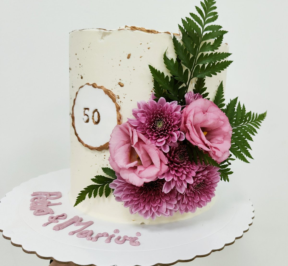 lbdcarol's tweet photo. ¡Enhorabuena Pedro y Mariví!

En esta ocasión preparamos una tarta de bizcocho de yogur, relleno de frutos rojos y cubierto con chocolate blanco.
Las flores son naturales.

Mil gracias por la confianza 🤗
#TartasSinFondant #PasteleríaEnBurgos #Burgos  #LosBizcochosDeCarol https://t.co/da9b7tol3k