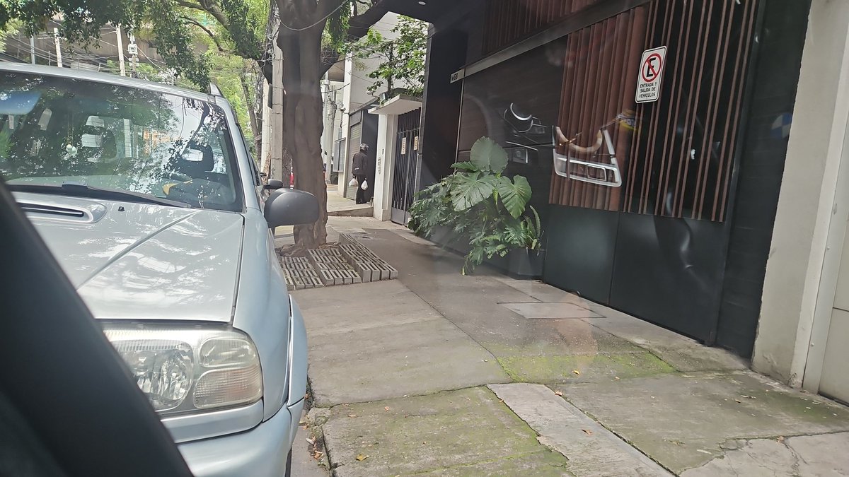 Fanie6's tweet photo. @OVIALCDMX sin grúas y sin policías de tránsito una y otra vez la gente se estaciona en ñas entradas y no hay autoridad que les diga nada ni los multe, ni con placas foráneas. https://t.co/EtQKrK4N3P